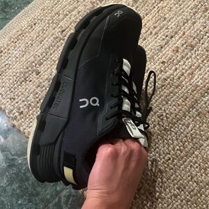 On cloud qc cloud nova sneakers women’s size 5.5